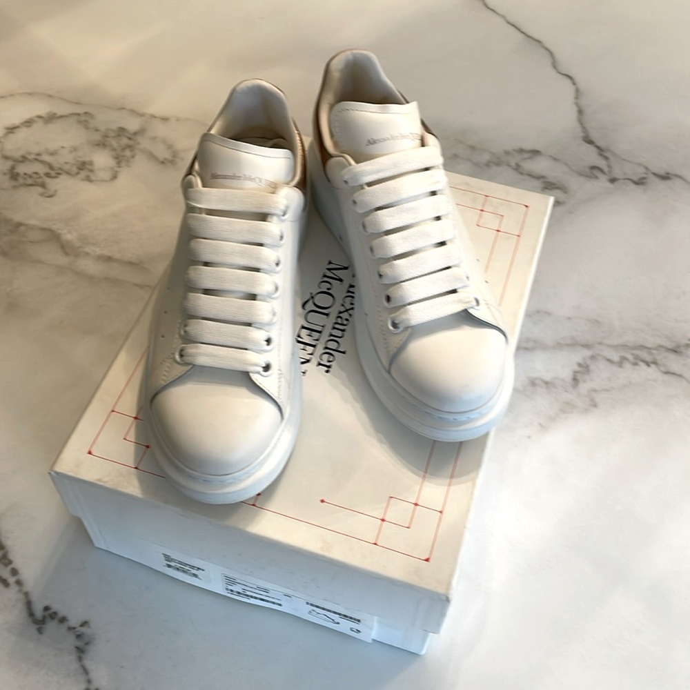 NEW Alexander McQueen Oversized Sneaker (Women)
 
WHITE Size 8US